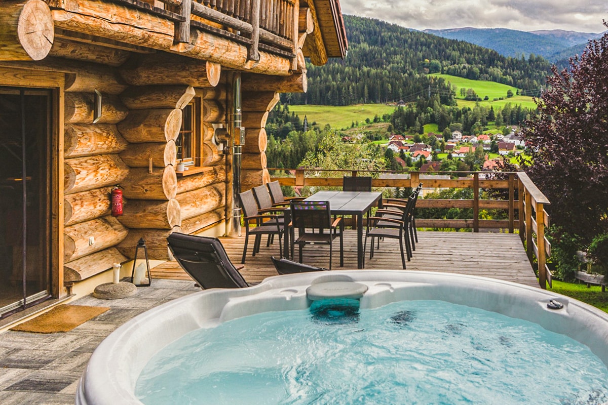 Whirlpool und Terrasse der Kreischberg Lodge mit Panoramablick