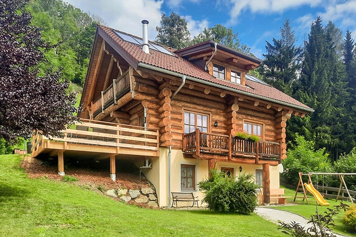 Kreischberg Lodge – Naturstammhaus mit Balkonen und Terrasse am Hang im Sommer